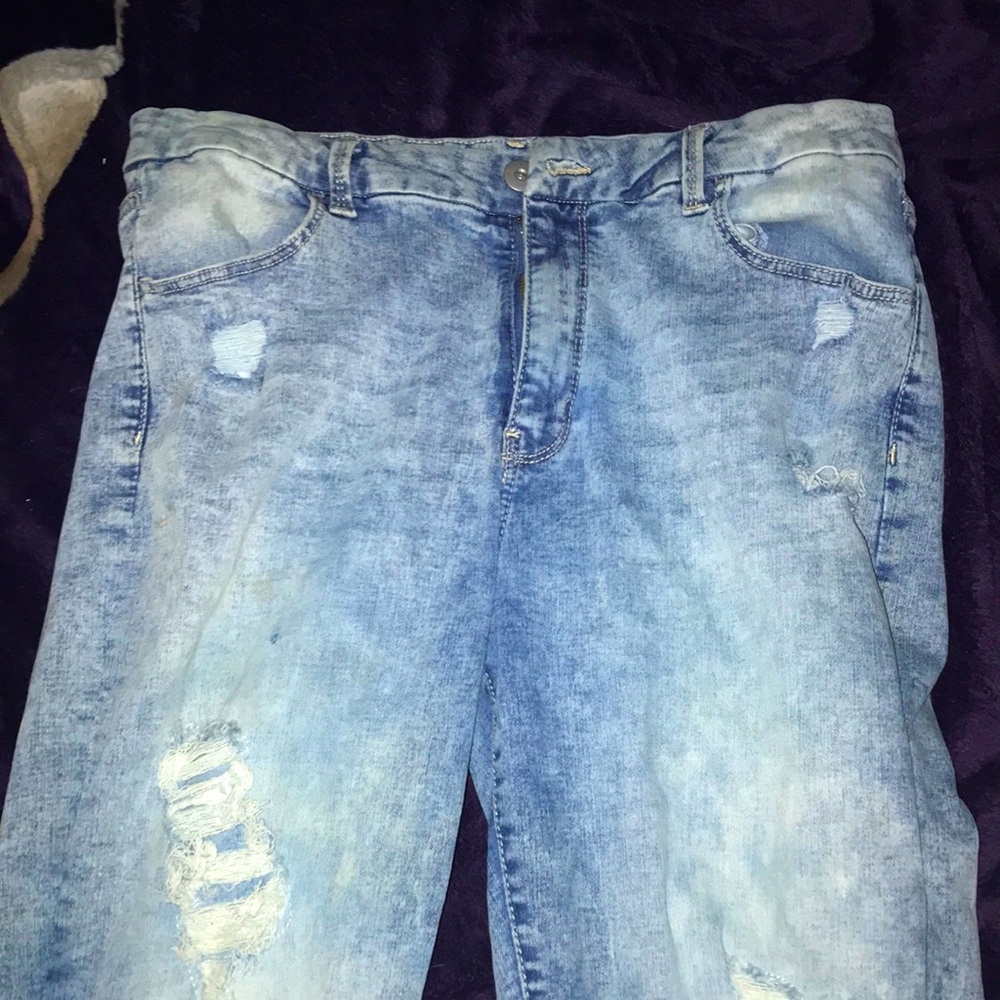 Ripped medium washed jeans!